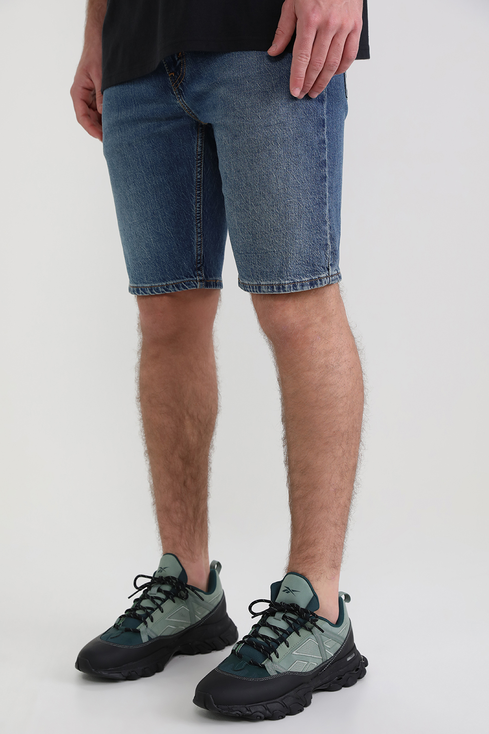 תמונת כל הלוק של נעלי ספורט די אם אקס